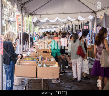 Käufer suchen Schnäppchen inmitten des Chaos der Housing Works Straßenfest auf Crosby Streetin New Yorker Stadtteil Soho auf Sonntag, 7. Juni 2015. Housing Works Aids Menschen von HIV/AIDS betroffenen hat die jährlichen Verkauf wo Tausende von Büchern, Filmen, Aufzeichnungen und Kleidungsstücke für einen Dollar oder weniger, zieht Tausende von Menschen verkauft werden. (© Richard B. Levine) Stockfoto