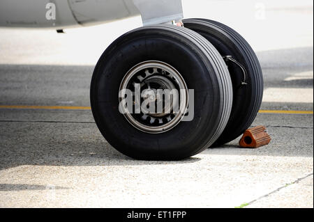 Detail-Aufnahme mit großen Flugzeug Räder und Fahrwerk Stockfoto