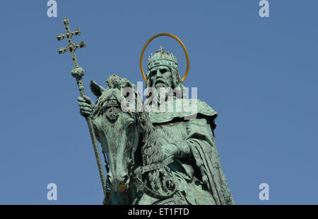 Bronze-Statue von König Saint Stephen steht außen Matthias Kathedrale in Budapest, Ungarn Stockfoto