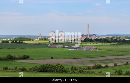 Didcot Kraftwerk unter landwirtschaftlich genutzten Feldern Stockfoto