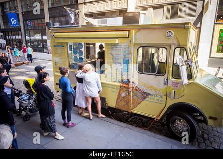 Die Van Leeuwen handwerklichen Eiswagen in Soho in New York am Sonntag, 7. Juni 2015. Der Lkw verkauft Eis und Kaffee-Getränke auf den Straßen von New York an verschiedenen Standorten. (© Richard B. Levine) Stockfoto