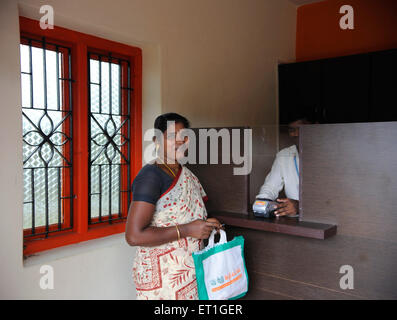 Ländliche Dame in Bank von Ngo Kshtriya Gramin financial Services IFMR-Stiftung; Thanjavur; Tamil Nadu; Indien nicht Herr Stockfoto