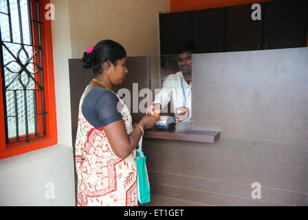 Ländliche Dame zeigt Personalausweis in Bank durch Ngo Kshtriya Gramin finanzielle Dienstleistungen IFMR Stiftung Thanjavur Südindien Stockfoto