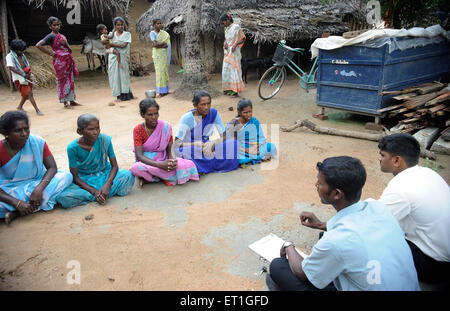 Ländliche Damen und Freiwilligen der Ngo Kshtriya Gramin Finanzdienstleistungen IFMR-Stiftung; Thanjavur; Tamil Nadu; Indien nicht Herr Stockfoto