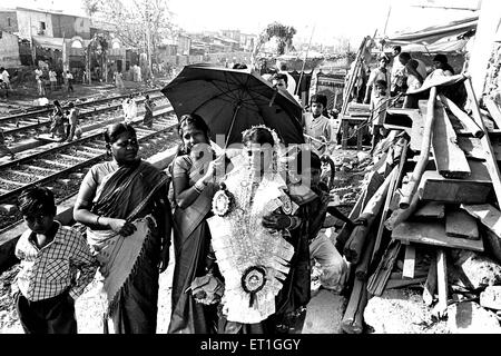 Braut in Slum in der Nähe von Bahngleisen, Chunabhatti, Sion, Bombay, Mumbai, Maharashtra, Indien, Asien Stockfoto