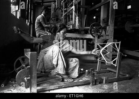 Bodo-Stammesfrau, die Spinnfaden-Charkha webt, Assam, Indien, Asien Stockfoto