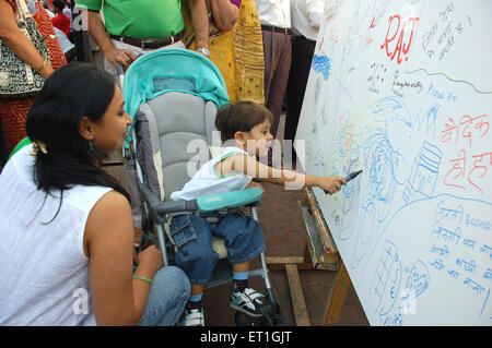 Kinderzeichnung auf Leinwand in Kala Ghoda Festival, Bombay, Mumbai, Maharashtra, Indien, Asien Stockfoto