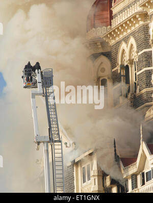 2008 Bombaangriffe, Feuer im Taj Mahal Hotel, Gateway of India, Apollo Bunder, Colaba, Bombay, Mumbai, Maharashtra, Indien Stockfoto