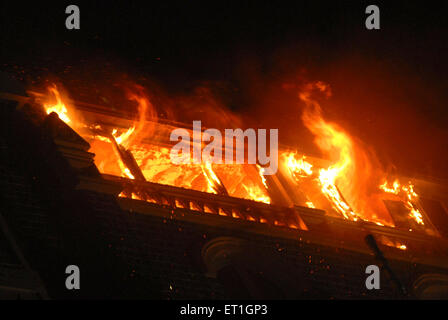 2008 Bombaangriffe, Feuer im Taj Mahal Hotel, Gateway of India, Apollo Bunder, Colaba, Bombay, Mumbai, Maharashtra, Indien Stockfoto