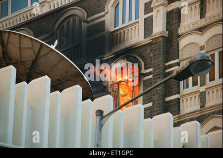 2008 Bombaangriffe, Feuer im Taj Mahal Hotel, Gateway of India, Apollo Bunder, Colaba, Bombay, Mumbai, Maharashtra, Indien Stockfoto