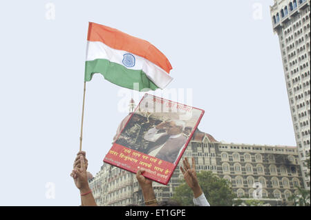 Protestbanner indische Flagge nach Terroranschlag, Gateway of India, Taj Mahal Hotel, Apollo Bundar, Colaba, Bombay, Mumbai, Maharashtra, Indien, Asien Stockfoto