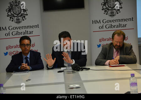 10. Juni 2015 - Gibraltar abgebildet Fabian Picardo, Chief Minister von Gibraltar mit seinem Deputy Chief Minister Dr. Joseph Garcia (links) und Minister für Umwelt John Cortes (rechts). Gibraltars Chief Minister Fabian Picardo reagierte auf die Gibraltar Sozialdemokraten Einführung eines Berichts durch Lloyds Register auf die Lagerung von LNG für Bunkern und der Erzeugung von Strom in Gibraltar.  Bildnachweis: Stephen Ignacio/Alamy Live-Nachrichten Stockfoto