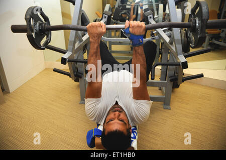 Suniel Shetty, Sunil Shetty, indischer Schauspieler, Filmproduzent, Fernsehpersönlichkeit, Unternehmer, Übung Training in Turnhalle Gymnasium, Indien Stockfoto