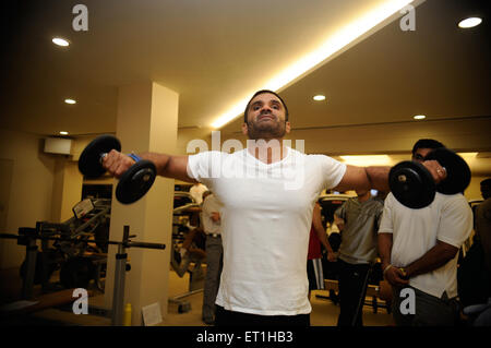 Suniel Shetty, Sunil Shetty, indischer Schauspieler, Filmproduzent, Fernsehpersönlichkeit, Unternehmer, Übung Training in Turnhalle Gymnasium, Indien Stockfoto