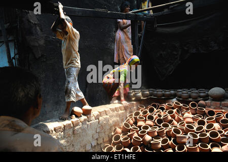 Herstellung irdherner Tontöpfe, Dharavi, Bombay, Mumbai, Maharashtra, Indien, Asien, Asien, Indien Stockfoto