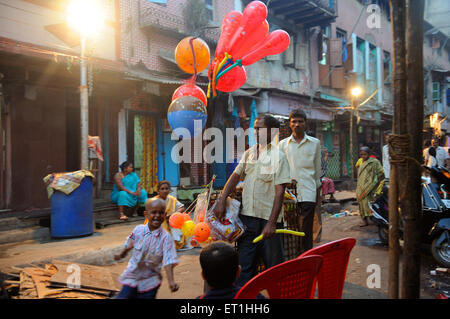 Ballonverkäufer; Kamathipura; Lal Bazar; Rotlichtbereich; Grant Road; Bombay; Mumbai; Maharashtra; Indien; Asien; Asiatisch, Indisch Stockfoto