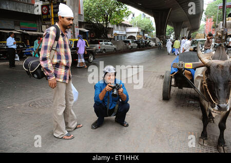 Raghu Rai-Fotograf, der auf der Straße fotografiert, Bombay, Mumbai, Maharashtra, Indien, Asien Stockfoto