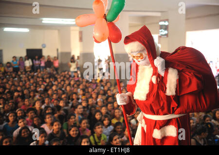 Santa Claus kommt um Kinder; Bombay Mumbai; Maharashtra; Indien nicht Herr Stockfoto