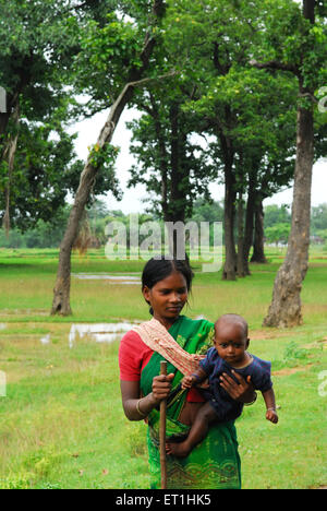 Ho Stämme Mutter und Kind; Chakradharpur; Jharkhand; Indien nicht Herr Stockfoto