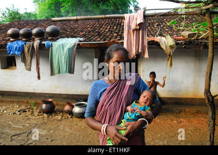 Ho Stämme Mutter und Kind; Chakradharpur; Jharkhand; Indien nicht Herr Stockfoto