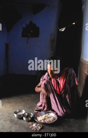 Frau beim Mittagessen, Ho-Stamm, Stammes, Chakradharpur, West Singhbhum, Jharkhand, Indien, Asien Stockfoto