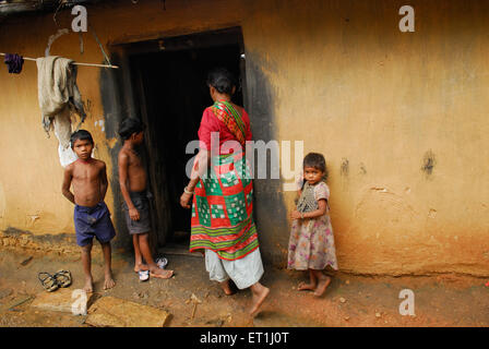 Ho Mutter Stämme mit Kindern; Chakradharpur; Jharkhand; Indien nicht Herr Stockfoto