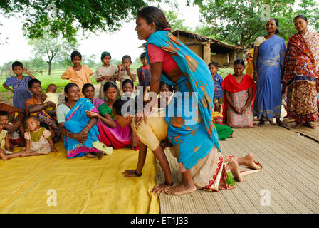 Ho Stämme Frauen spielen huckepack und Austausch von medizinischen Informationen; Chakradharpur; Jharkhand; Indien nicht Herr Stockfoto