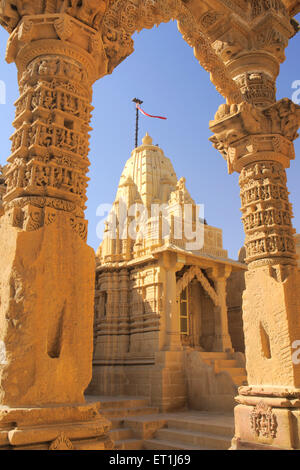 Schön geschnitzte Säule Tor am Eingang der Jain-Tempel von Sandsteinen am Lodurva gemacht; Jaisalmer; Rajasthan; Indien Stockfoto