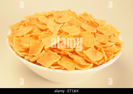 Snacks; Papad in Schüssel weiß auf weißem Hintergrund 23. Mai 2008 Stockfoto