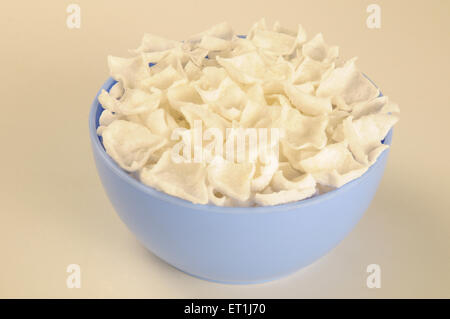 Snacks; Papad in blau Schüssel auf weißem Hintergrund 23. Mai 2008 Stockfoto