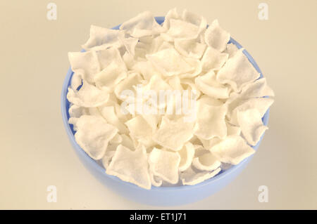 Snacks; Papad in blau Schüssel auf weißem Hintergrund 23. Mai 2008 Stockfoto