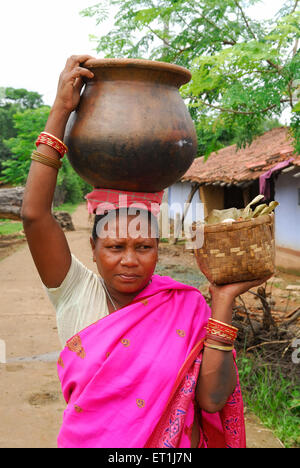 Frau, die Wasserkrug und Korb trägt, Ho-Stamm, Stammesvolk, Chakradharpur, West Singhbhum, Jharkhand, Indien, Asien Stockfoto