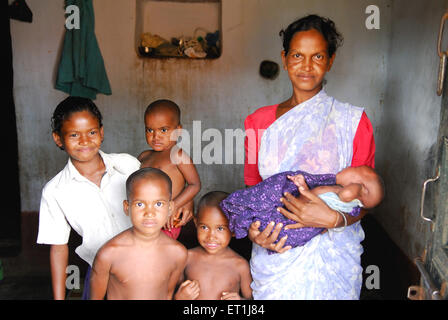 Ho Mutter Stämme mit Kindern; Chakradharpur; Jharkhand; Indien nicht Herr Stockfoto