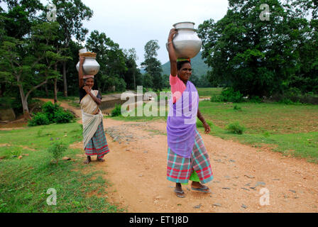Frauen, die Wasserbehälter tragen, Ho-Stamm, Stammesvolk, Chakradharpur, West Singhbhum, Jharkhand, Indien, Asien Stockfoto