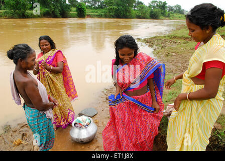 Frauen tragen Sari, Ho-Stamm, Stammes, Chakradharpur, West Singhbhum, Jharkhand, Indien, Asien Stockfoto