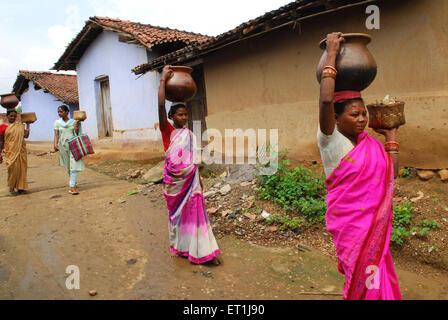 Frauen, die Töpfe tragen, Ho-Stamm, Stammes, Chakradharpur, West Singhbhum, Jharkhand, Indien, Asien Stockfoto