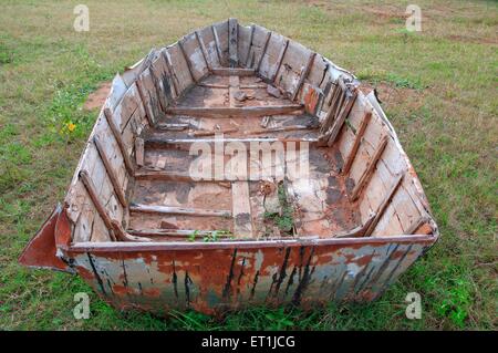 Altes hölzernes verfallenes beschädigtes zerstörtes verlassenes Boot; Pachmarhi; Madhya Pradesh; Indien Stockfoto