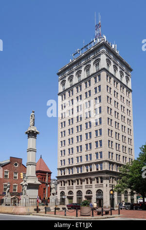 Soldaten und Sailors Monument und Griest Building, Penn Square, Lancaster, Pennsylvania. USA. Stockfoto