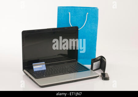 Laptop mit Kreditkarte und shopping bag Pune Maharashtra Indien Asien Juni 2011 Stockfoto