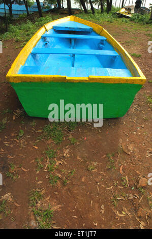 Holzreihenboot blau grün gelb lackiert; Tapola; Mahabaleshwar; Maharashtra; Indien Stockfoto