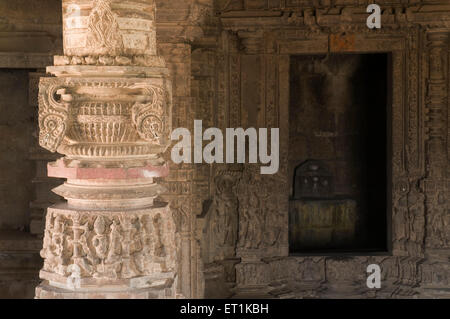 Aufwendigen Schnitzereien an Wänden und Pfeilern Pune Maharashtra Indien Asien Feb 2011 Stockfoto