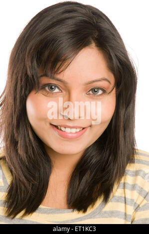 Mädchen starrte und lächelt in die Kamera Pune Maharashtra Indien Asien Feb 2011 Herr #686 X Stockfoto
