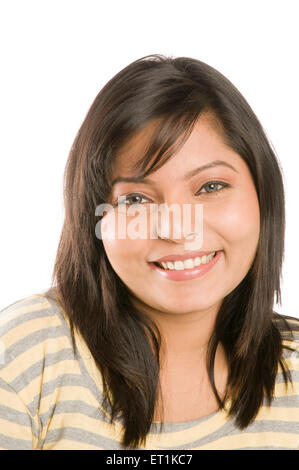 Mädchen mit dem Ausdruck Mock Lächeln Pune Maharashtra Indien Asien Feb 2011 MR686 #X Stockfoto