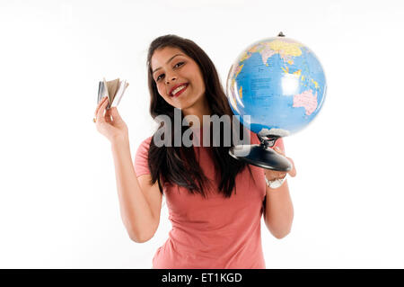 Mädchen hält Globus und zeigt Pass in Pune, Maharashtra Indien Asien Herr #686Z Stockfoto