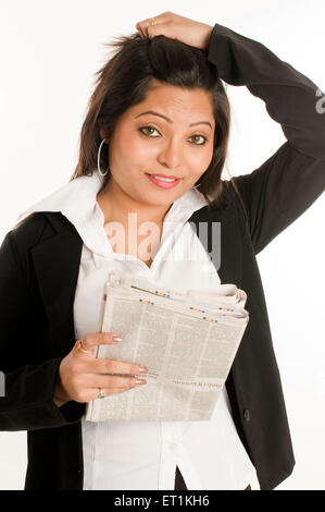 Südindische Mädchen hält Zeitung in Pune bei Maharashtra Indien Asien MR #686 X Stockfoto