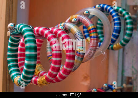 bunte Armreifen hängen zum Verkauf Jaisalmer Rajasthan Indien Asien Stockfoto