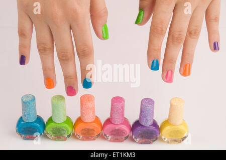 Finger mit verschiedenen Farben Nagellack-Flaschen Stockfoto