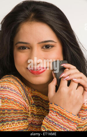 Mädchen kuscheln Handy Pune Maharashtra Indien Asien Mai 2011MR #686 Y Stockfoto