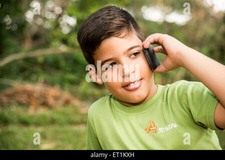 Junge Latin Boy reden über Handy Stockfoto