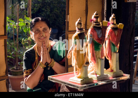 Maharashtrian Frau beten mit verknüpften Palm vor Hindugott Pune Maharashtra Indien Asien MR686CC Stockfoto